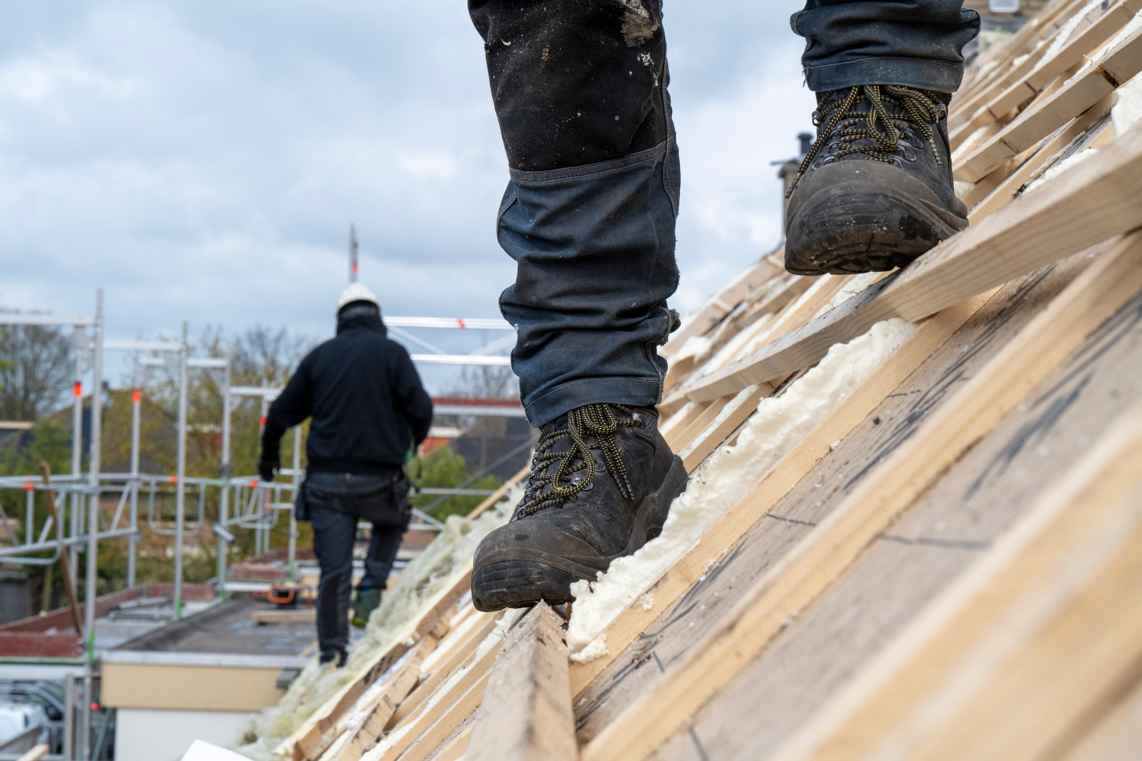 EK Dakbedekking — vakmannen aan het werk op een dak